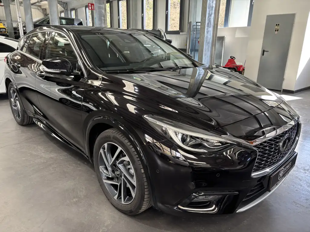 Infiniti Q30