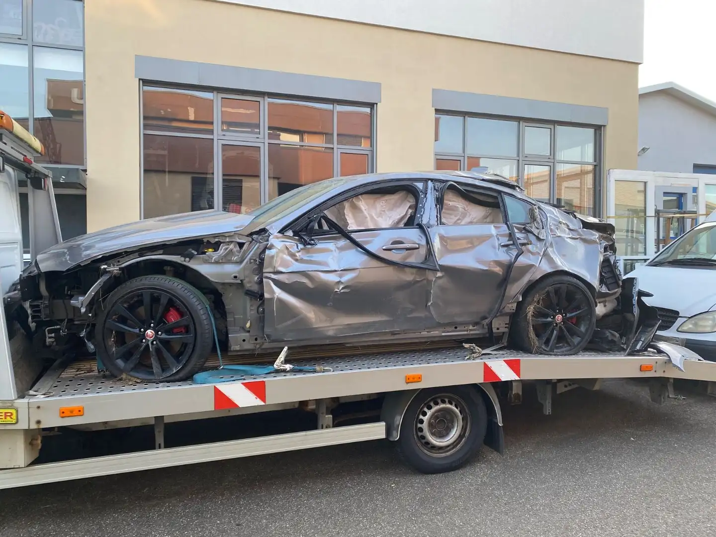 Jaguar XE P250 Edition R-Dynamic Black Motor Läuft Grau - 1