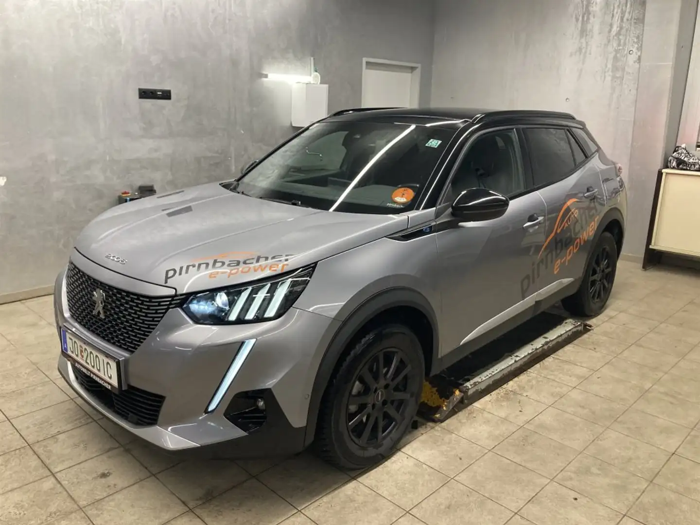 Peugeot e-2008 GT PACK Grau - 1