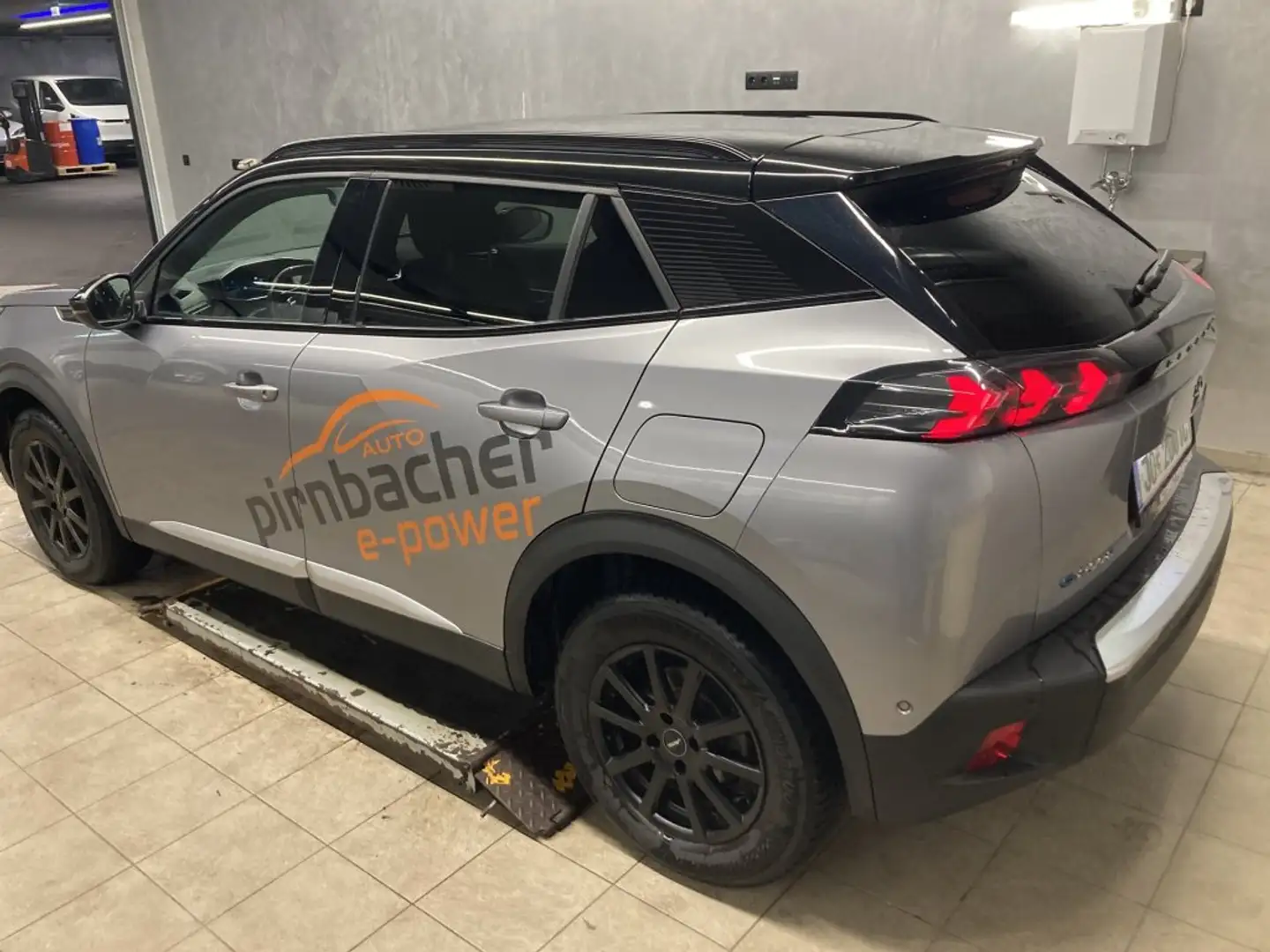 Peugeot e-2008 GT PACK Grau - 2