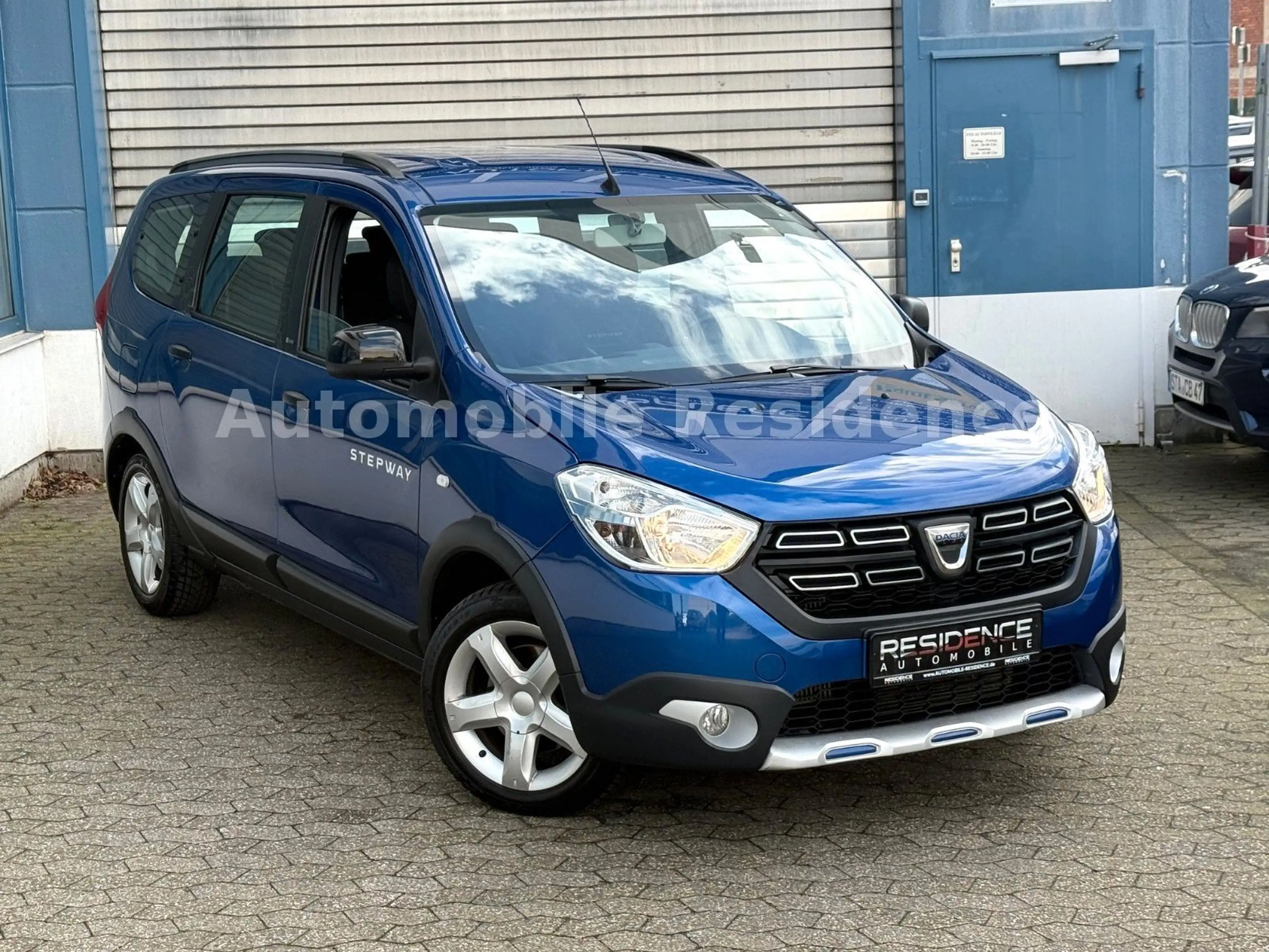 Dacia Lodgy Stepway Plus 1.3 TCe*7 SITZ*AHK*NAVI*PDC* — photo 2