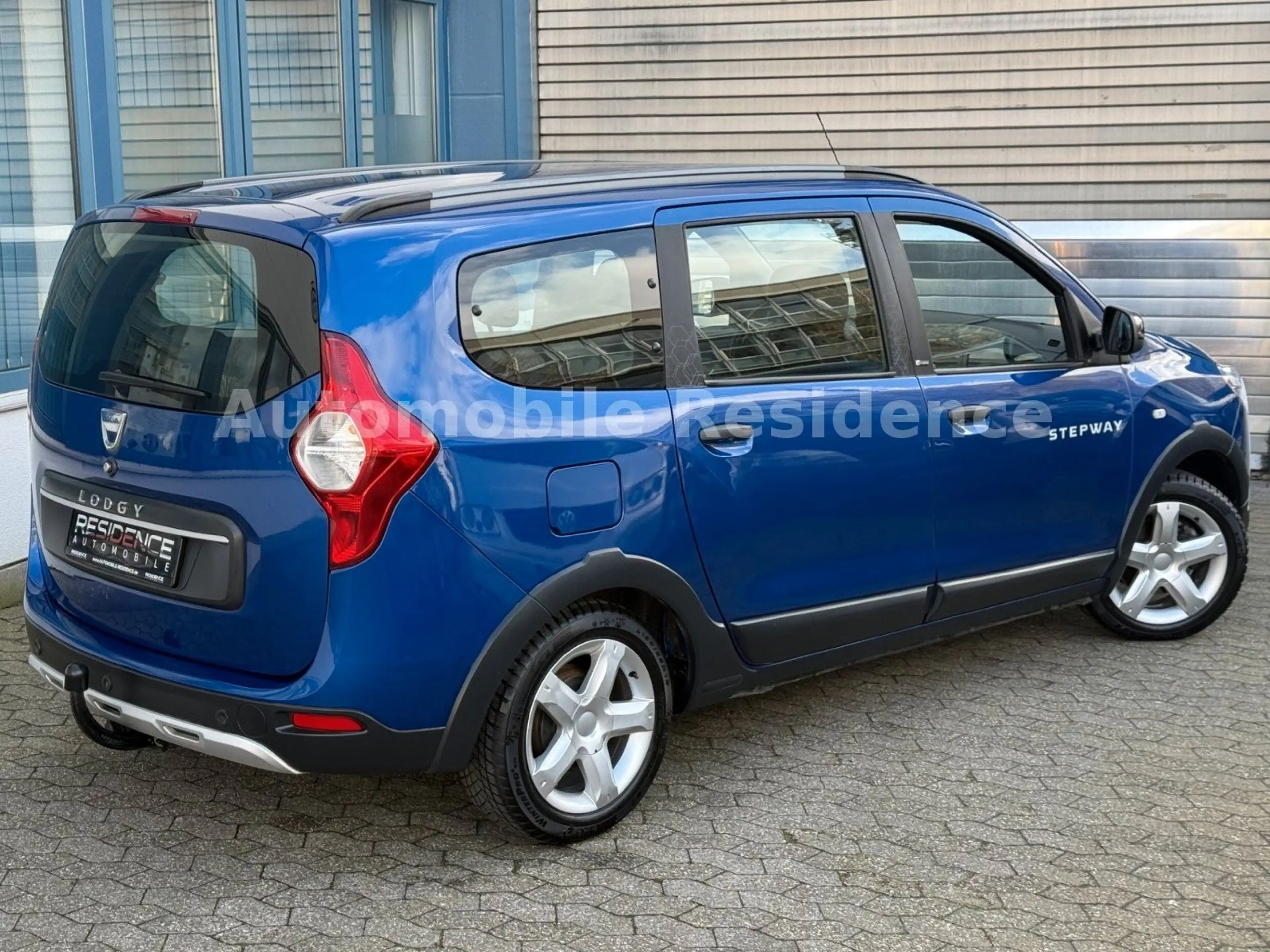 Dacia Lodgy Stepway Plus 1.3 TCe*7 SITZ*AHK*NAVI*PDC* — photo 3
