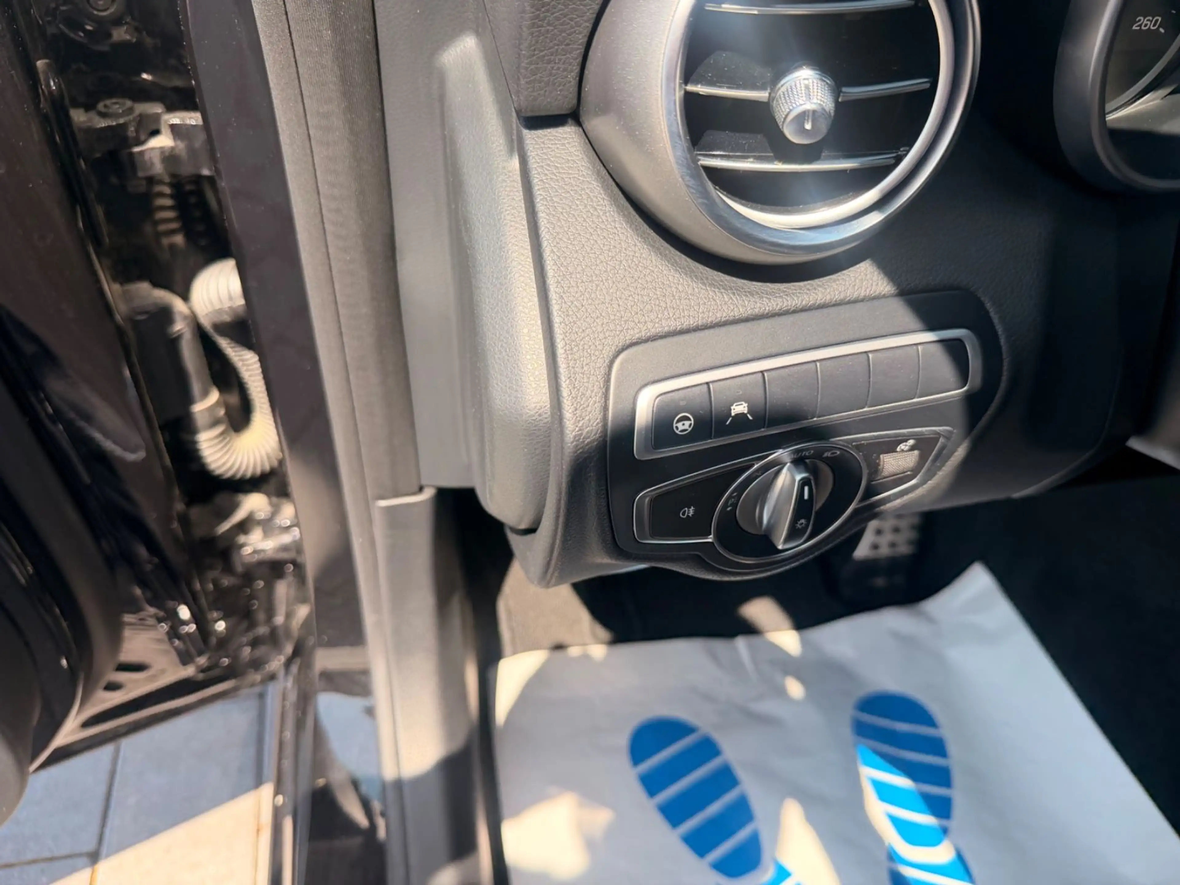 Mercedes-Benz C 300 d Coupe 4Matic AMG Line — photo 11
