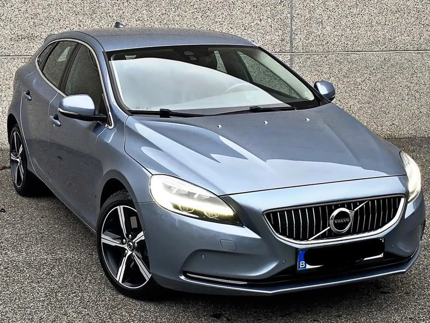 Volvo V40 V40 T3 Geartronic Inscription Blauw - 1