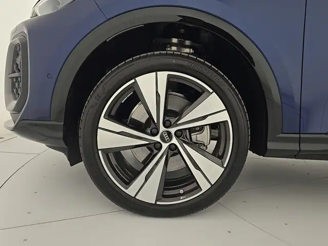 Audi Q5 view 8