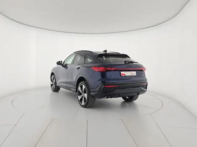 Audi Q5 view 3