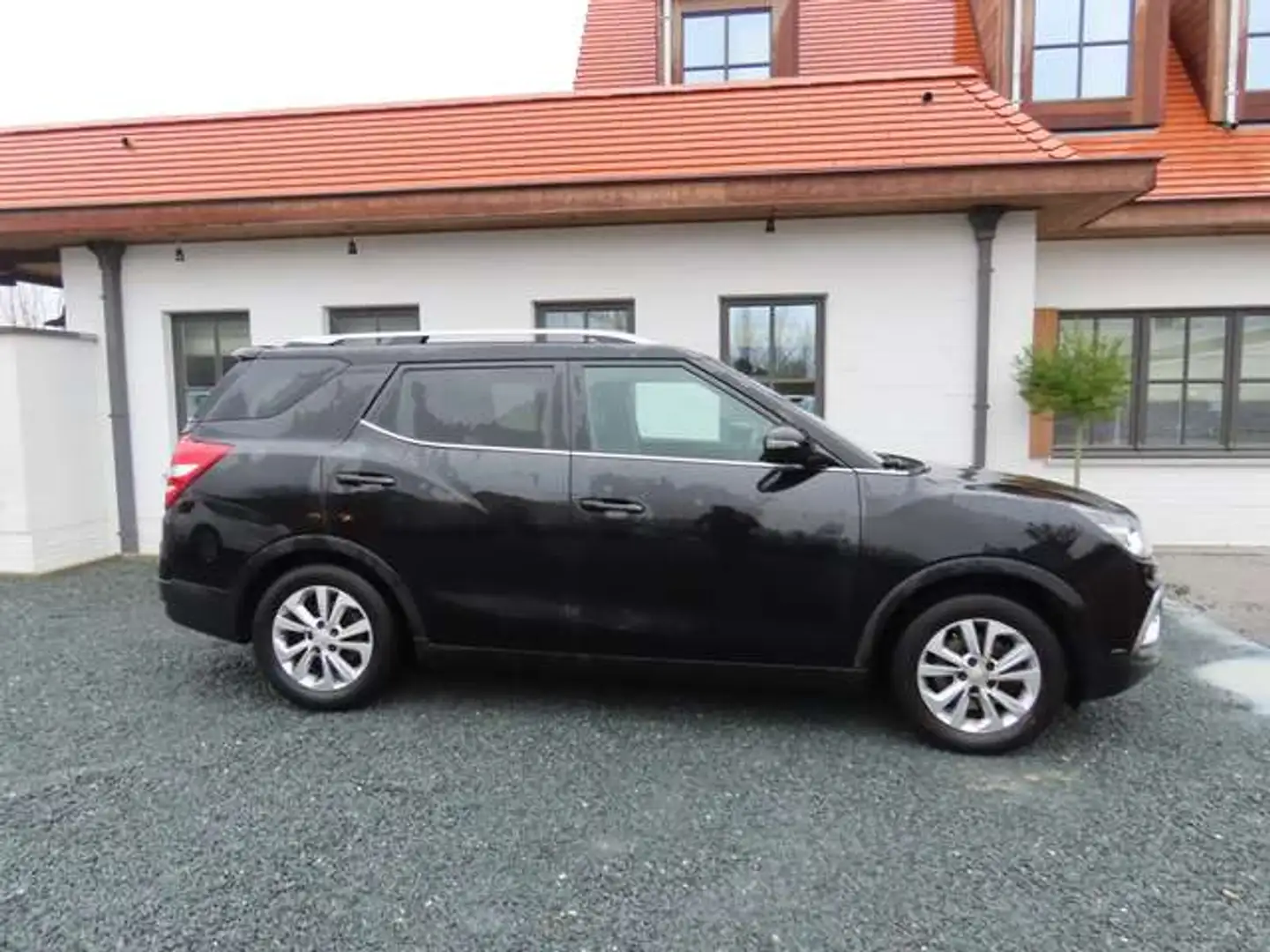 SsangYong XLV XLV 1.6i e-XGi 2WD Urban (EU6c) Schwarz - 2