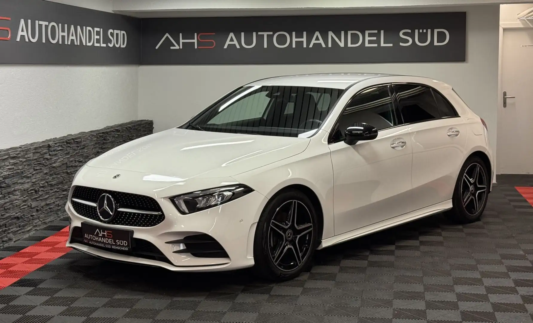 Mercedes-Benz A 180 A 180 *AMG-LINE*NIGHT* Weiß - 1