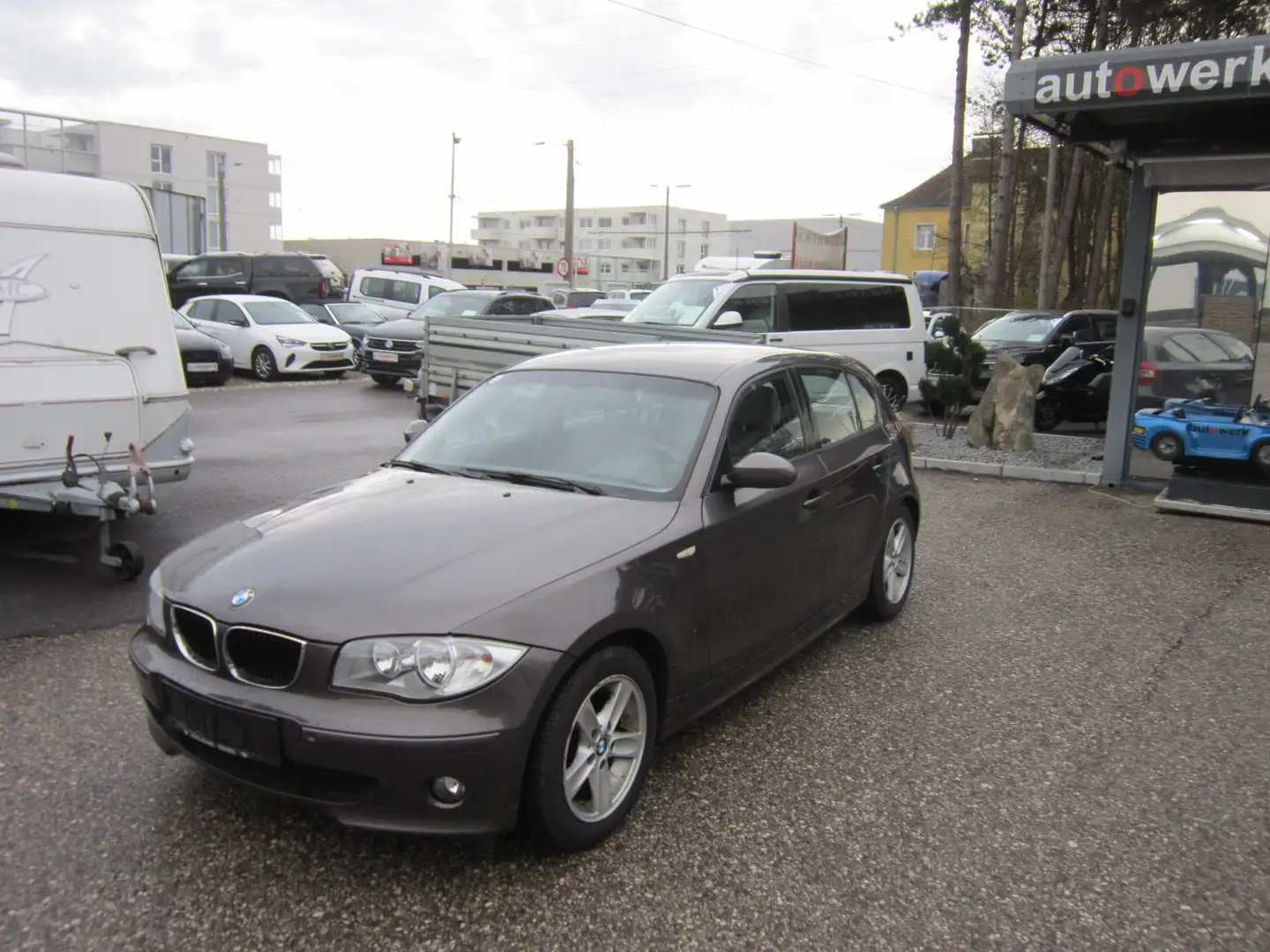 BMW 120 120i Braun - 1