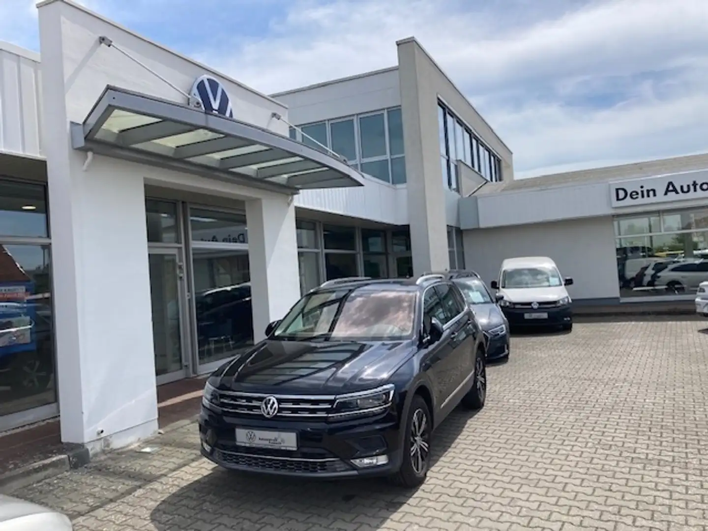 Volkswagen Tiguan AD 2.0 TDI DSG 4M Highline Zwart - 2