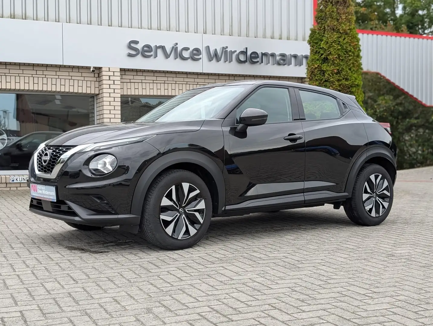 Nissan Juke Acenta - 8-fach bereift Schwarz - 1