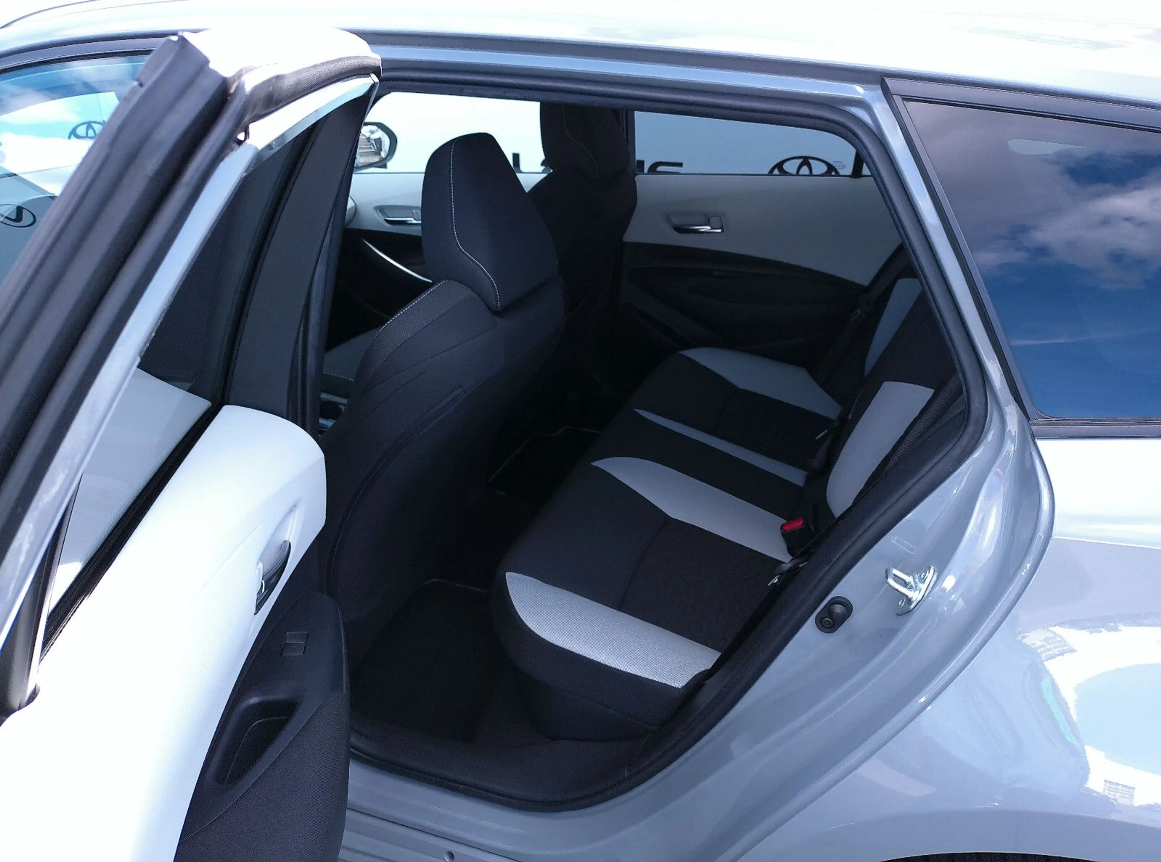 Toyota Corolla Touring Sports Hybrid Club *AHK* — photo 7