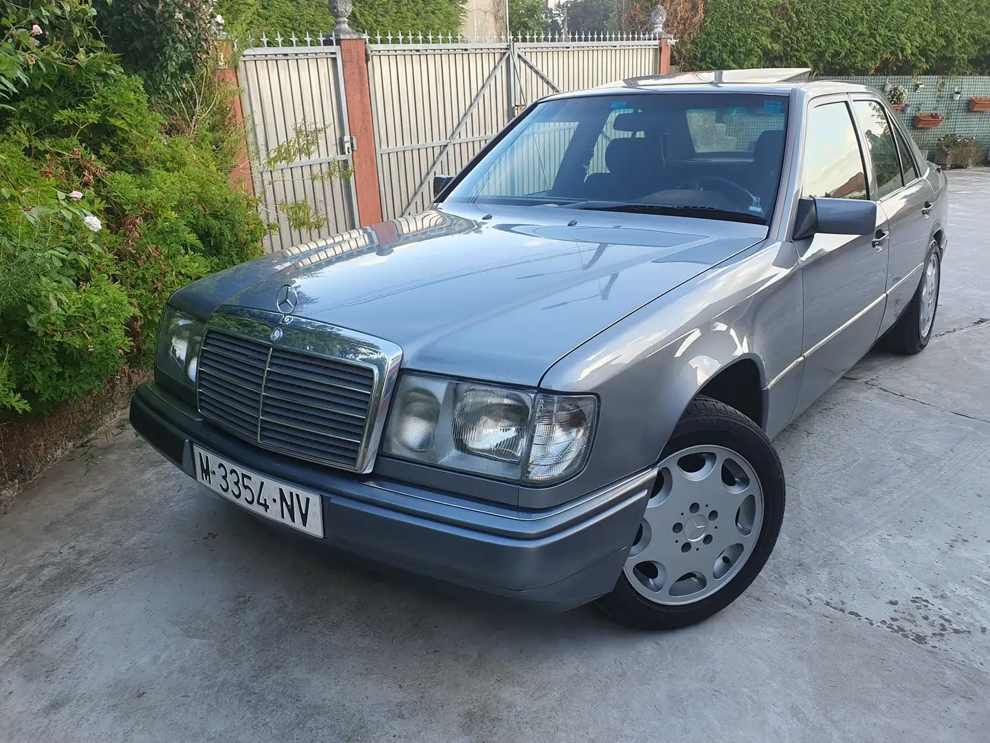 Mercedes-Benz 230 230E - 1
