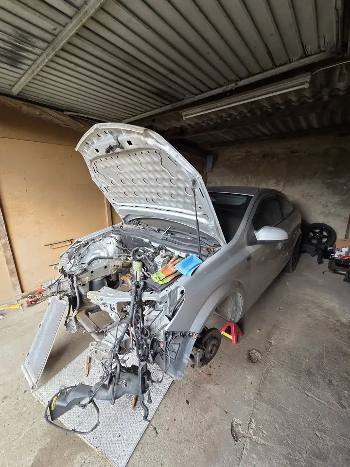 Opel Astra 1.4 — photo 1 of 9