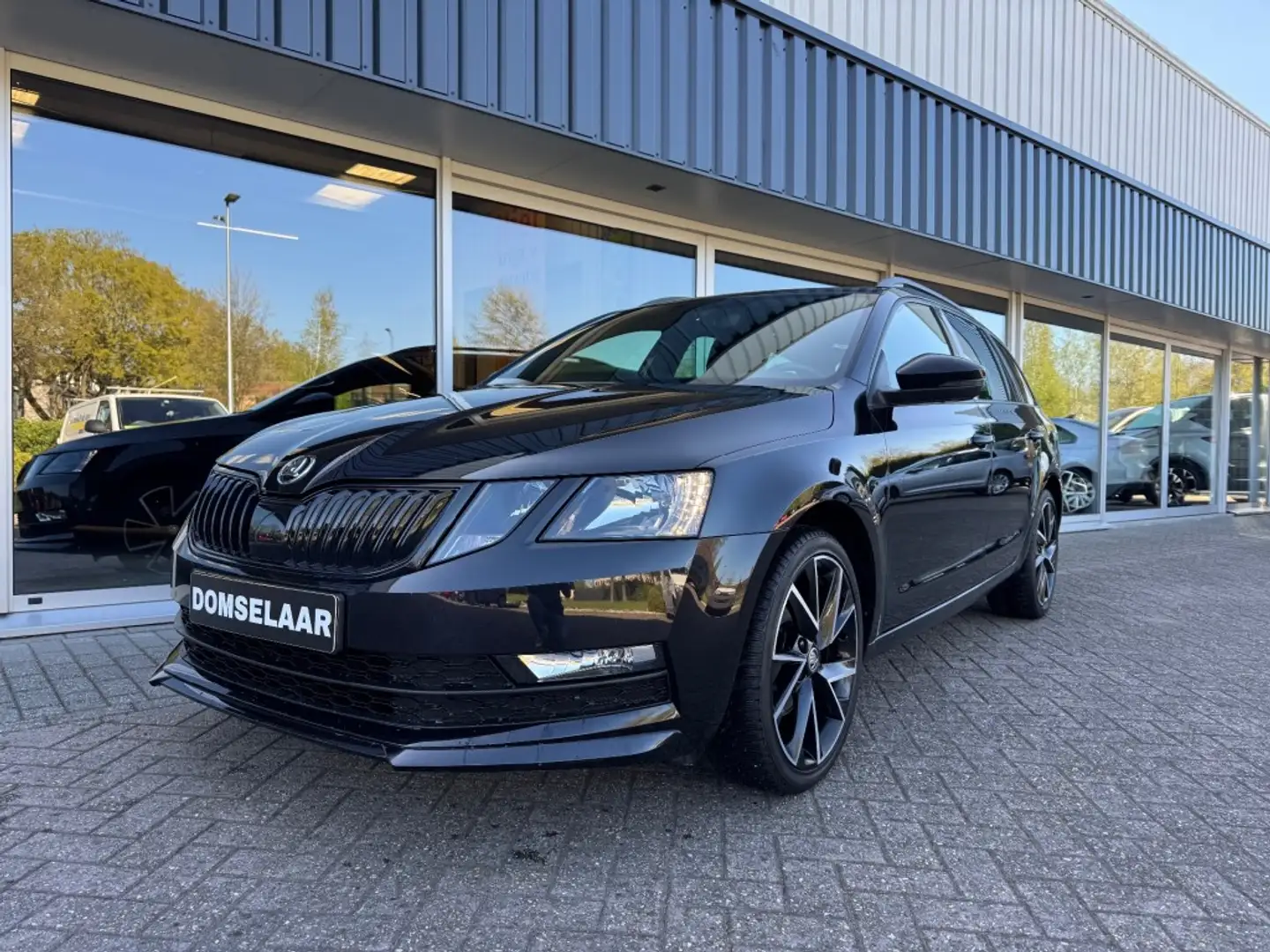 Skoda Octavia 1.5 TSI Greentech Sport Business Schwarz - 1