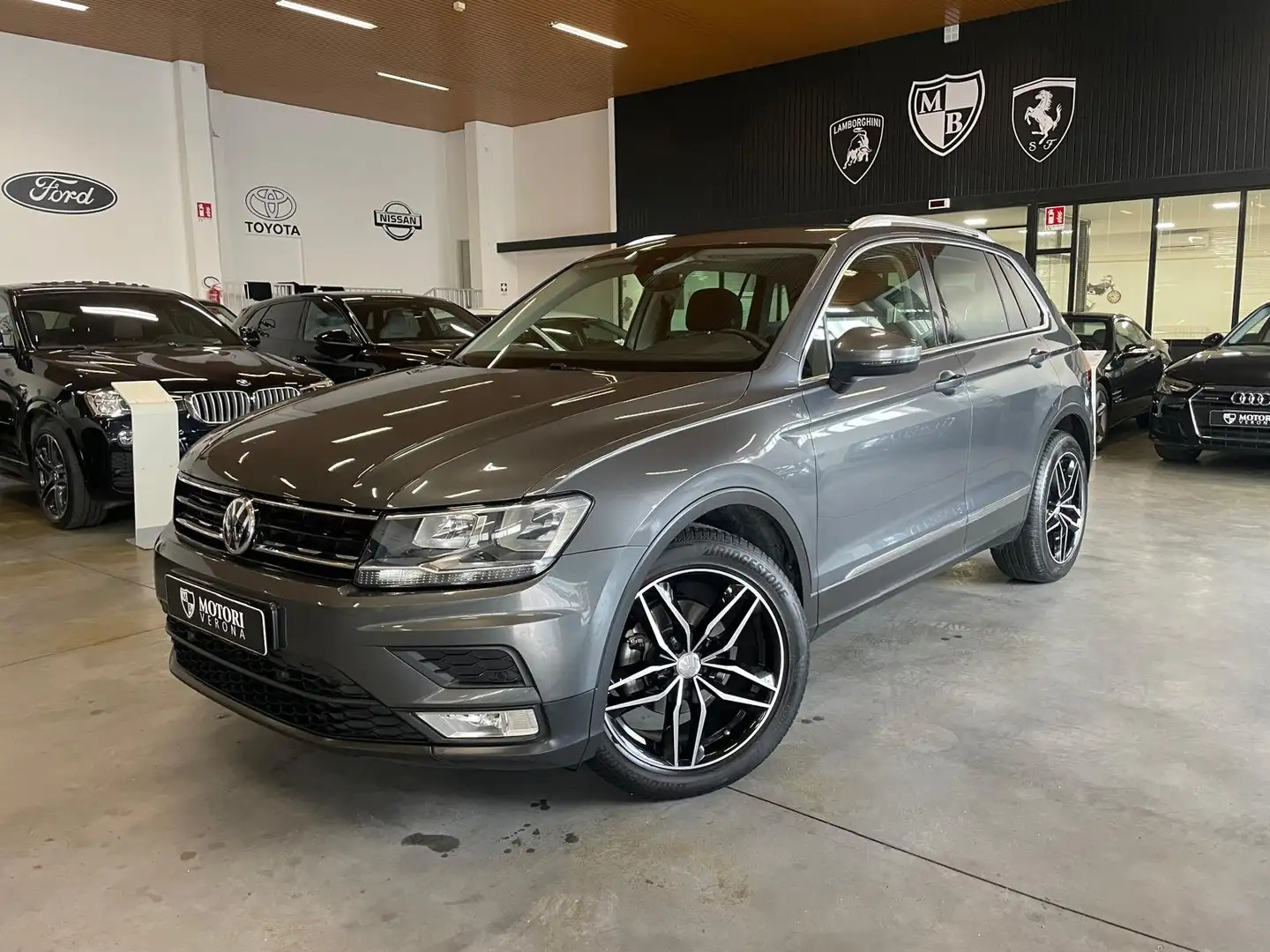 Volkswagen Tiguan 1.6 tdi style115cv Neopatentati Gris - 1