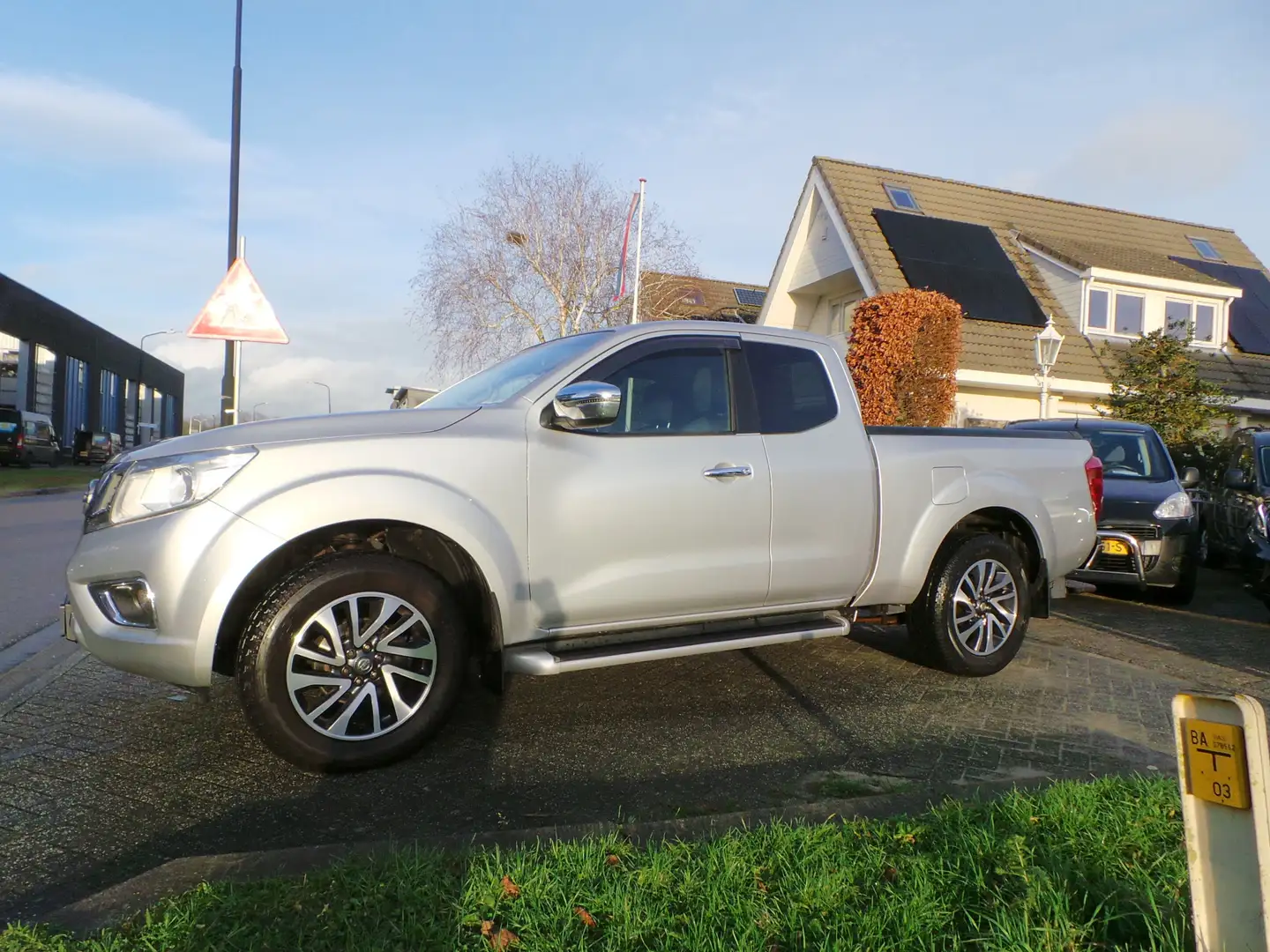 Nissan Navara 2.3 dCi 4X4 N-Connecta King Cab Airco,Cruise,Navig Grijs - 1