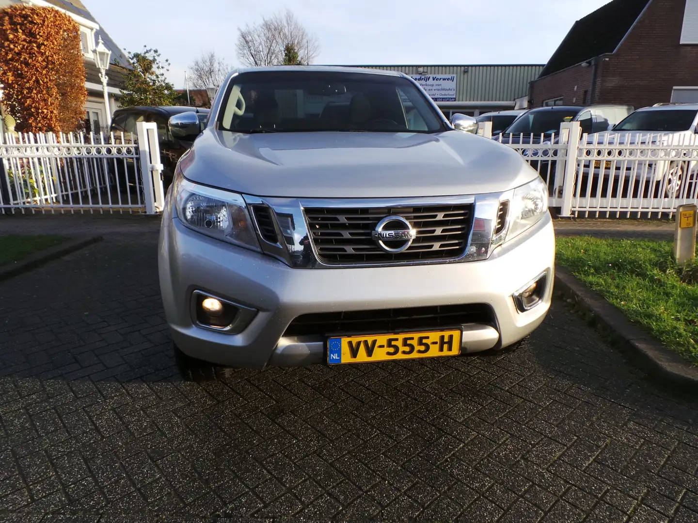 Nissan Navara 2.3 dCi 4X4 N-Connecta King Cab Airco,Cruise,Navig Grijs - 2