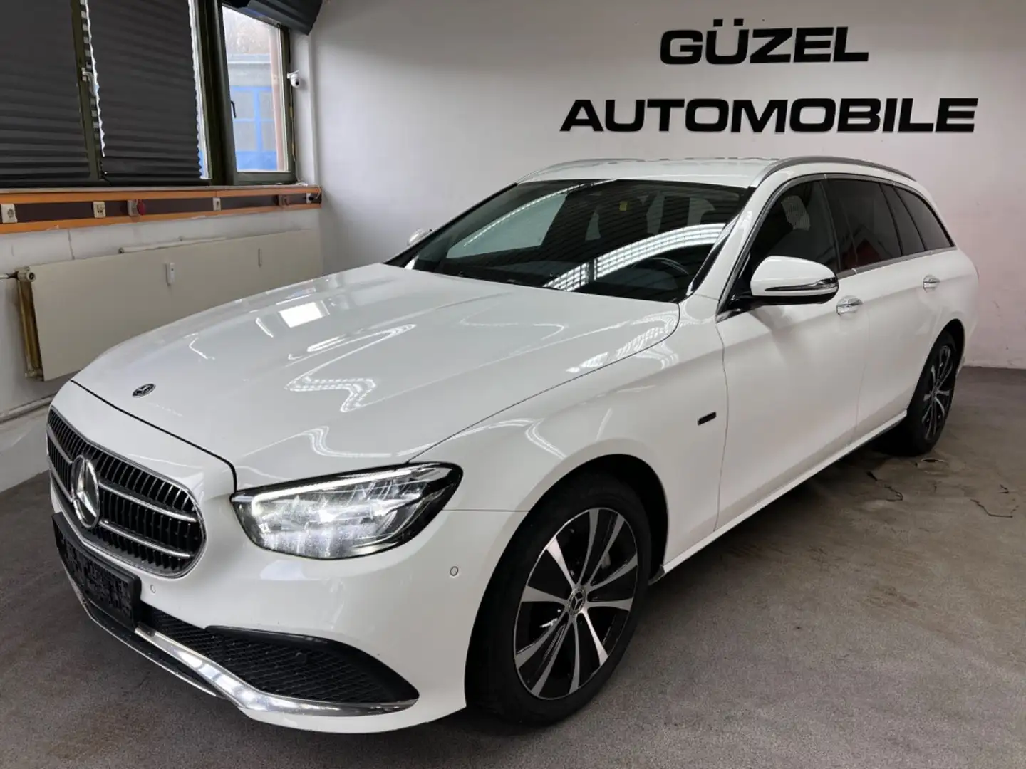 Mercedes-Benz E 300 de AVANTGARDE/SPORT/NAVI/LED/KEYLESS/AHK/ Blanc - 2
