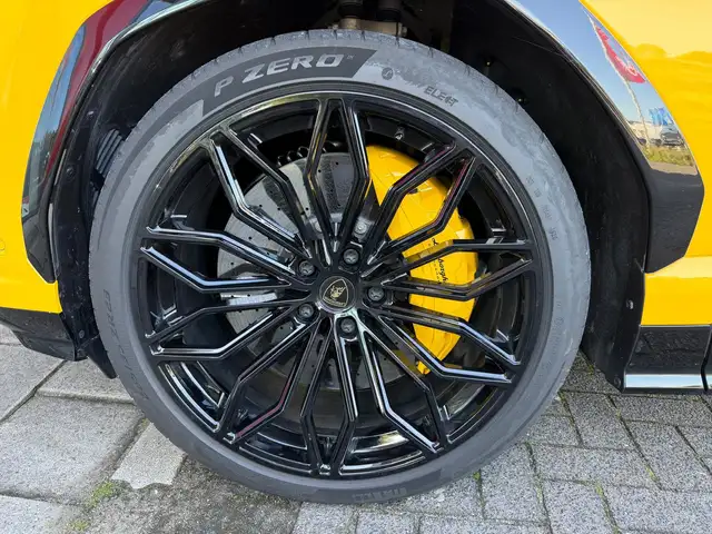 Lamborghini Urus view 10