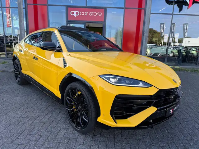 Lamborghini Urus view 3