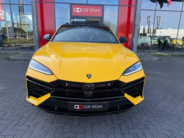 Lamborghini Urus view 2