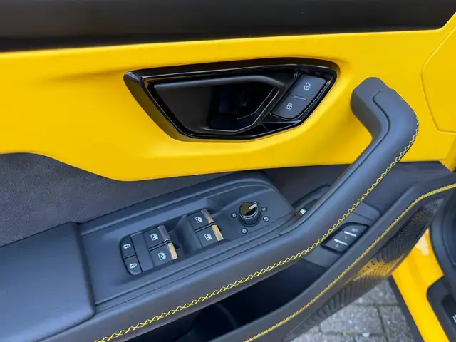 Lamborghini Urus view 13