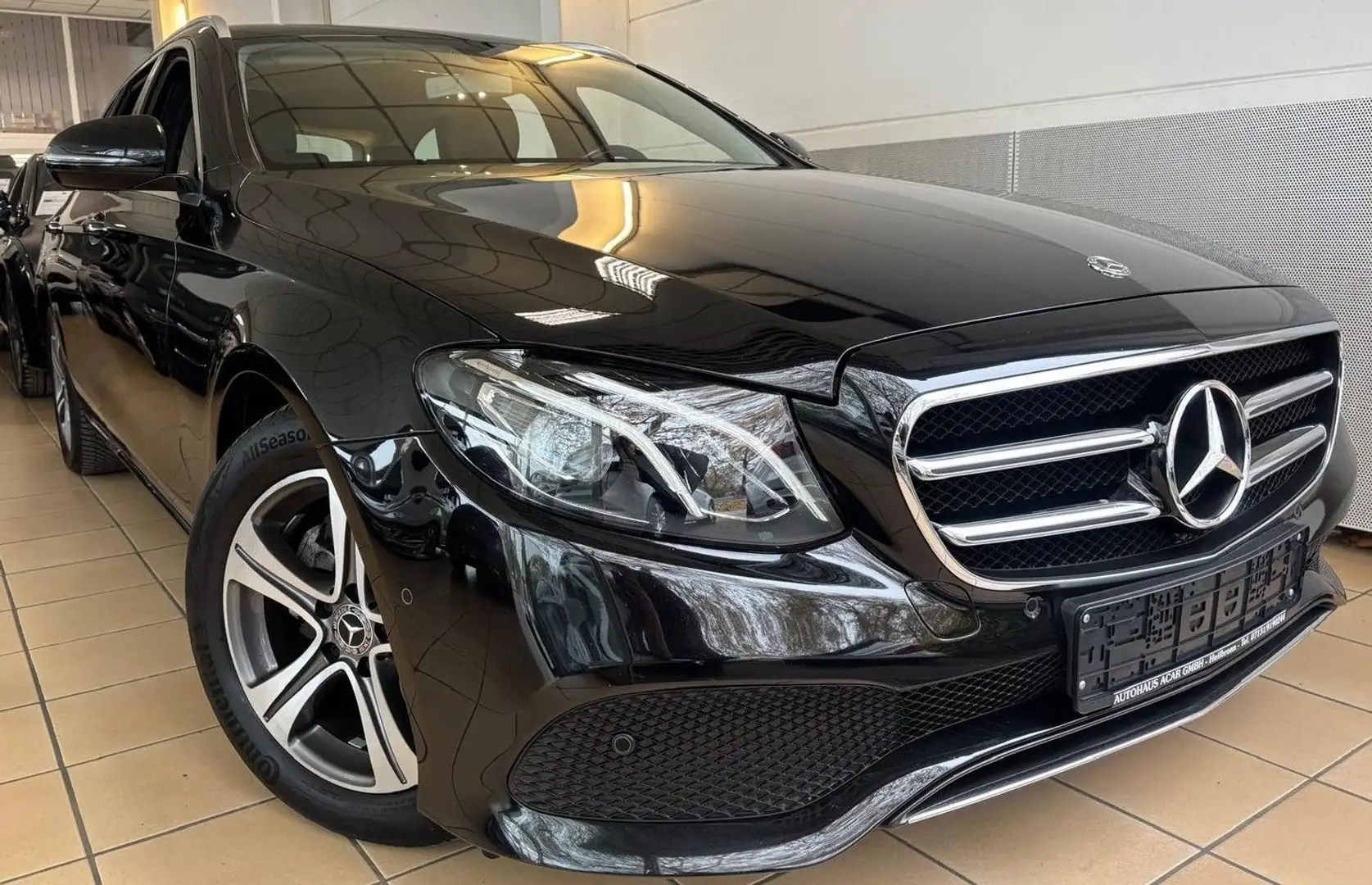 Mercedes-Benz E 220 d Avantgarde LED Kamera ACC CarPlay Noir - 1