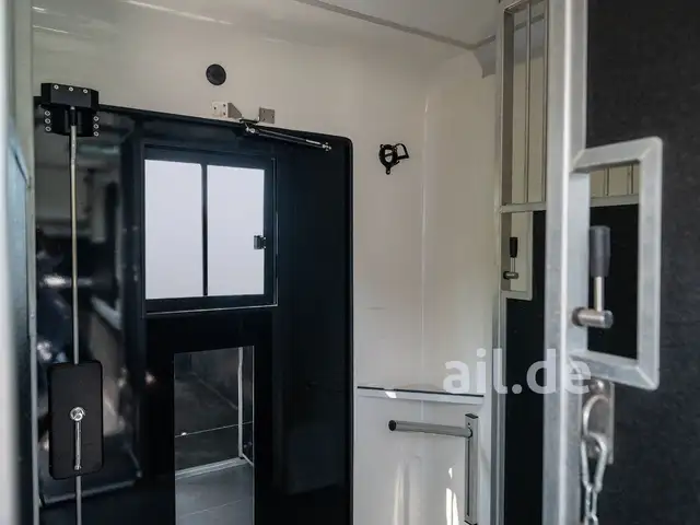 Mercedes-Benz Sprinter view 4