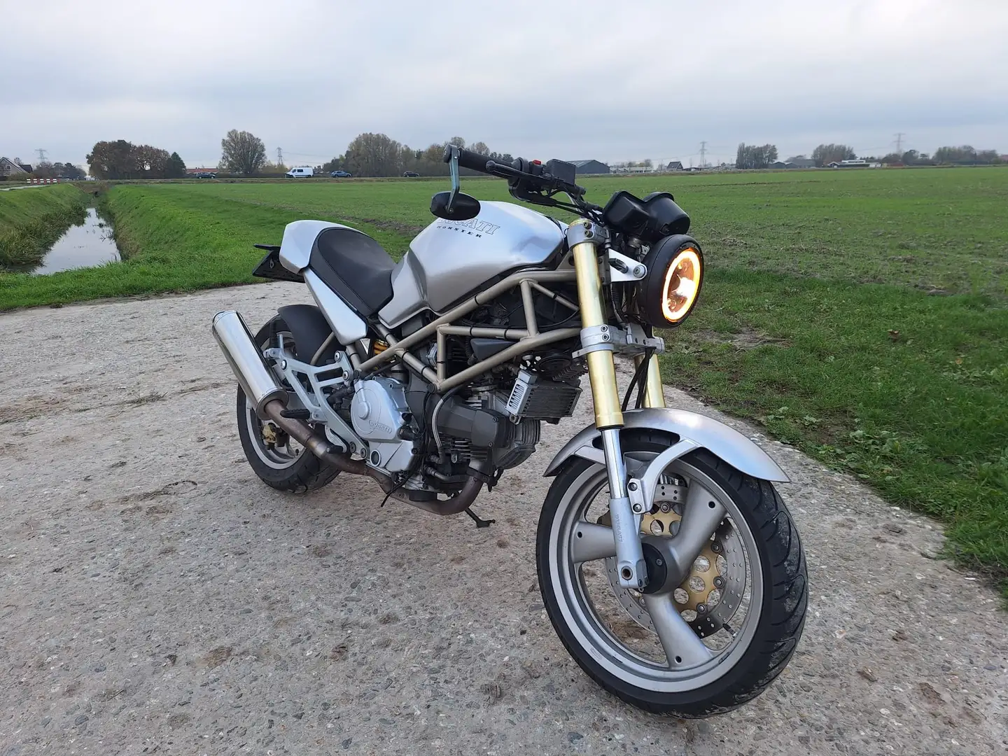Ducati Monster 750 Ducati Monster M750 – 1998 | 748cc | Naked bike Argent - 1