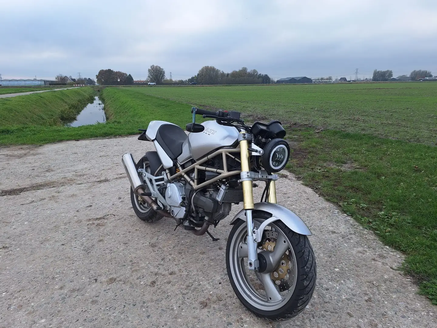 Ducati Monster 750 Ducati Monster M750 – 1998 | 748cc | Naked bike Argent - 2