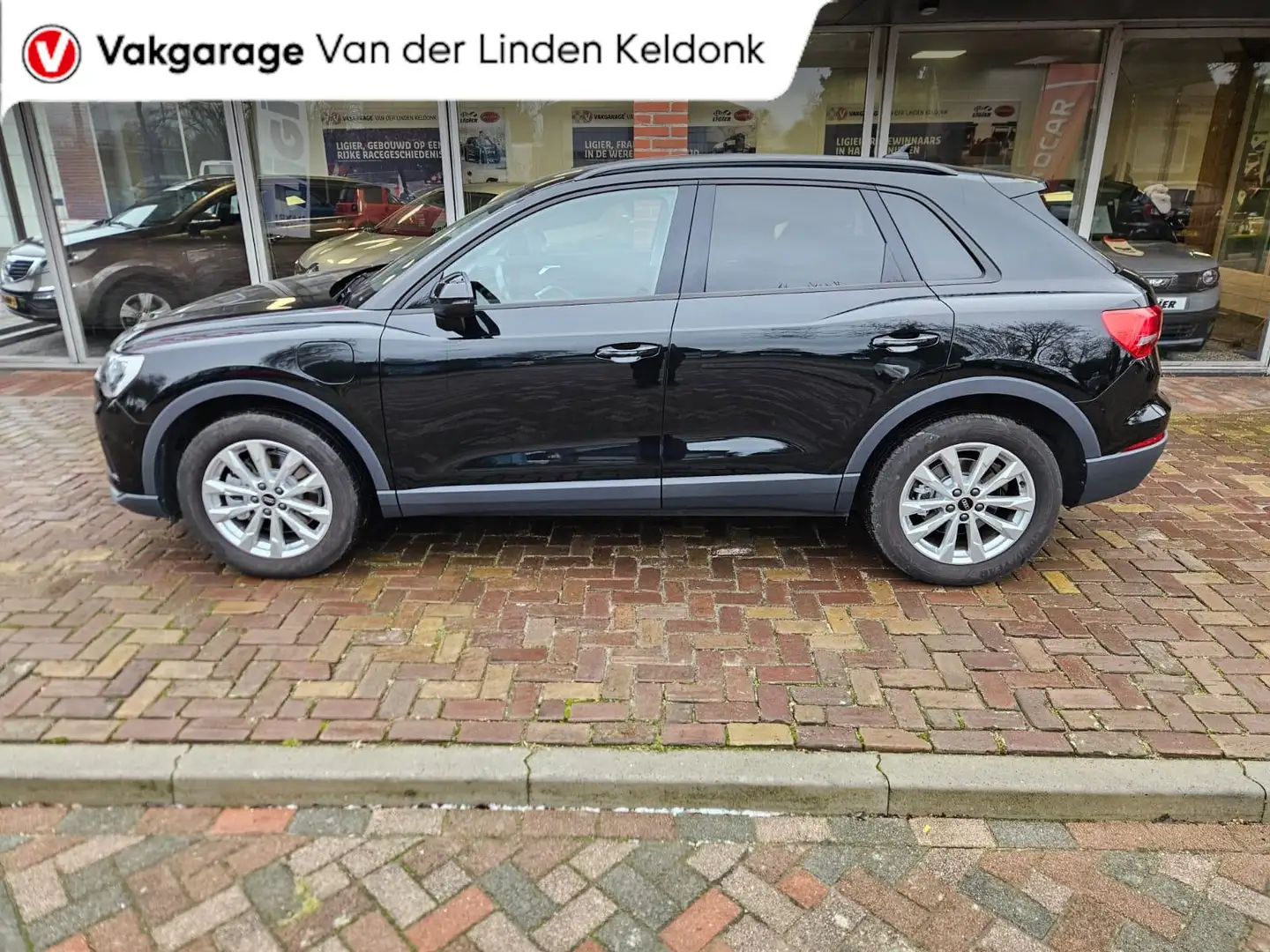 Audi Q3 45 TFSI e S edition Schwarz - 2