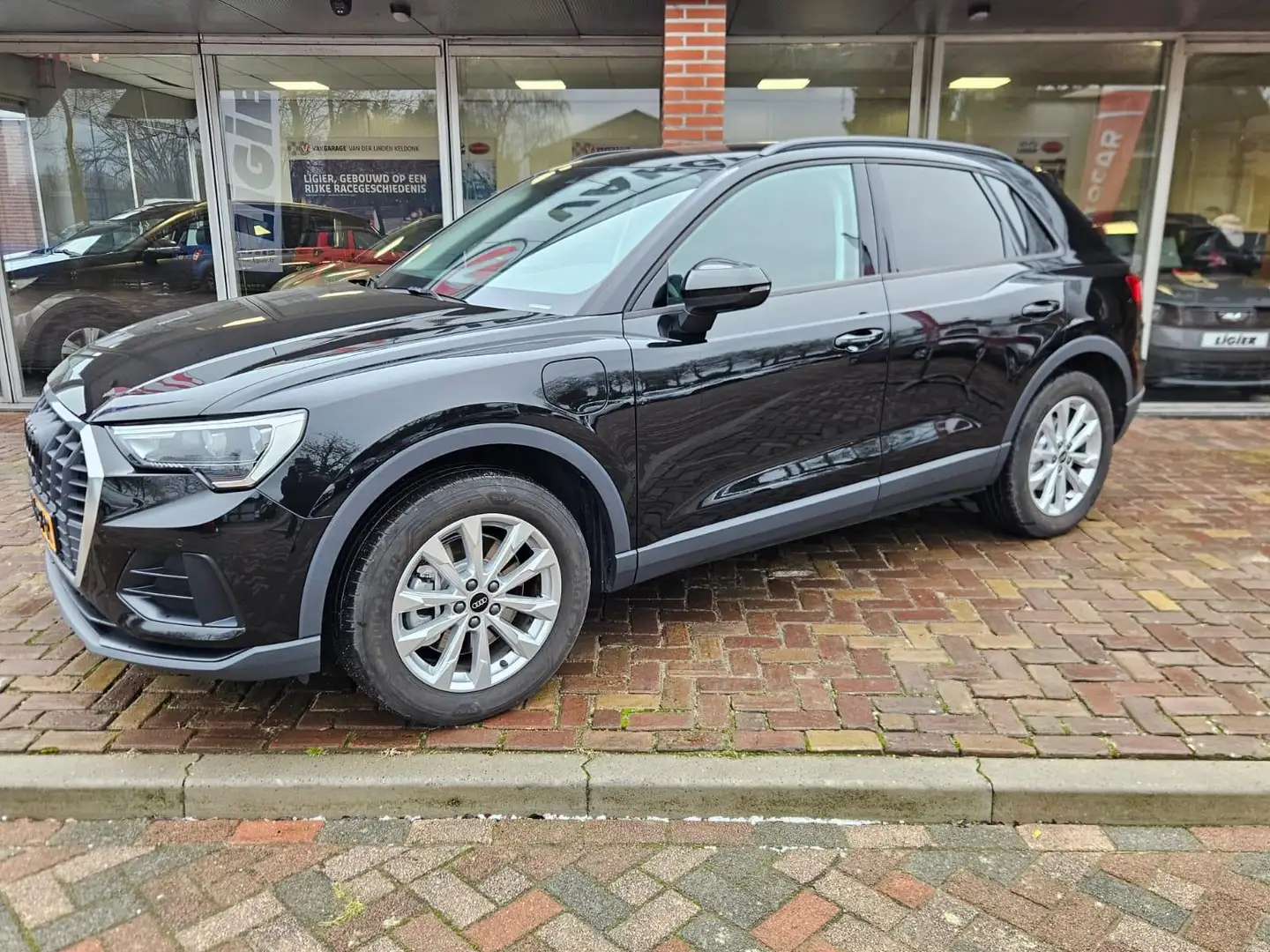 Audi Q3 45 TFSI e S edition Schwarz - 1
