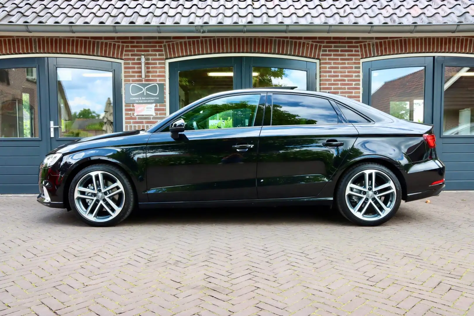 Audi A3 Limousine 40 TFSI quattro Advance Sport | PANORAMA Zwart - 2