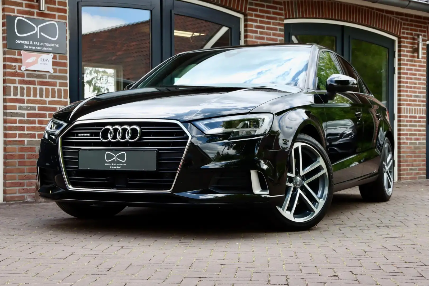 Audi A3 Limousine 40 TFSI quattro Advance Sport | PANORAMA Zwart - 1