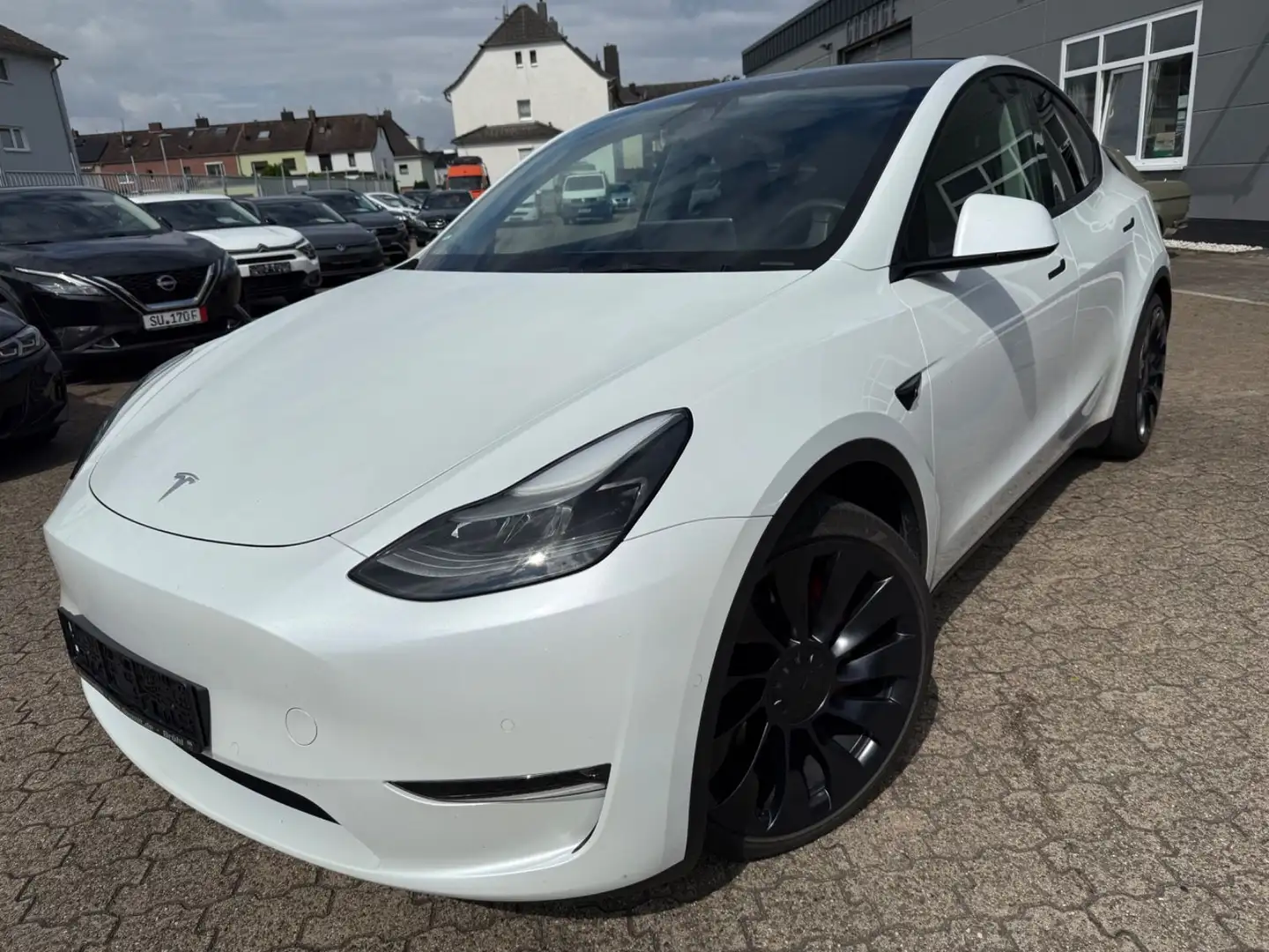 Tesla Model Y Long Range Dual AWD Performance Paket Weiß - 2