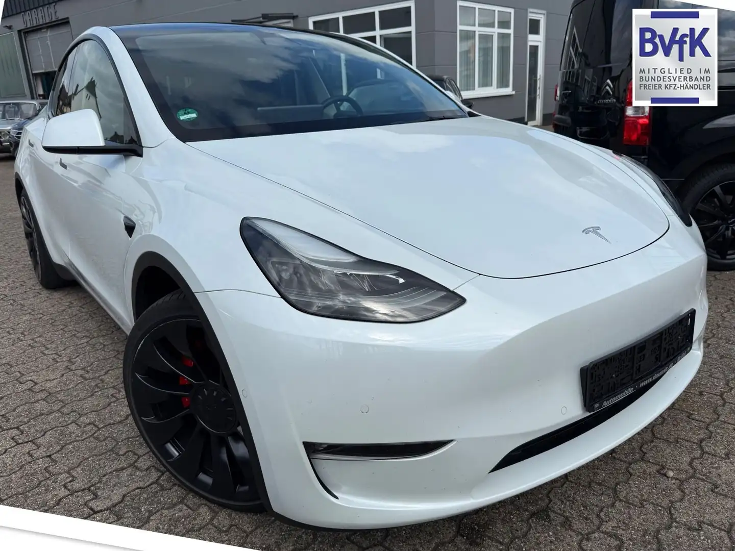 Tesla Model Y Long Range Dual AWD Performance Paket Weiß - 1