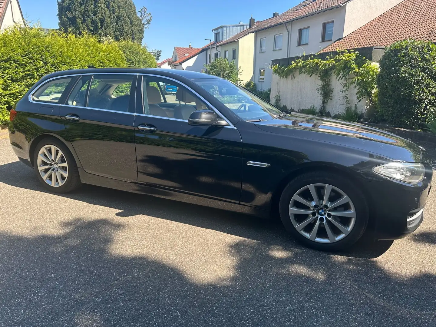 BMW 520 d Touring Navi Leder HeadUP Klima AHK Xenon Schwarz - 1