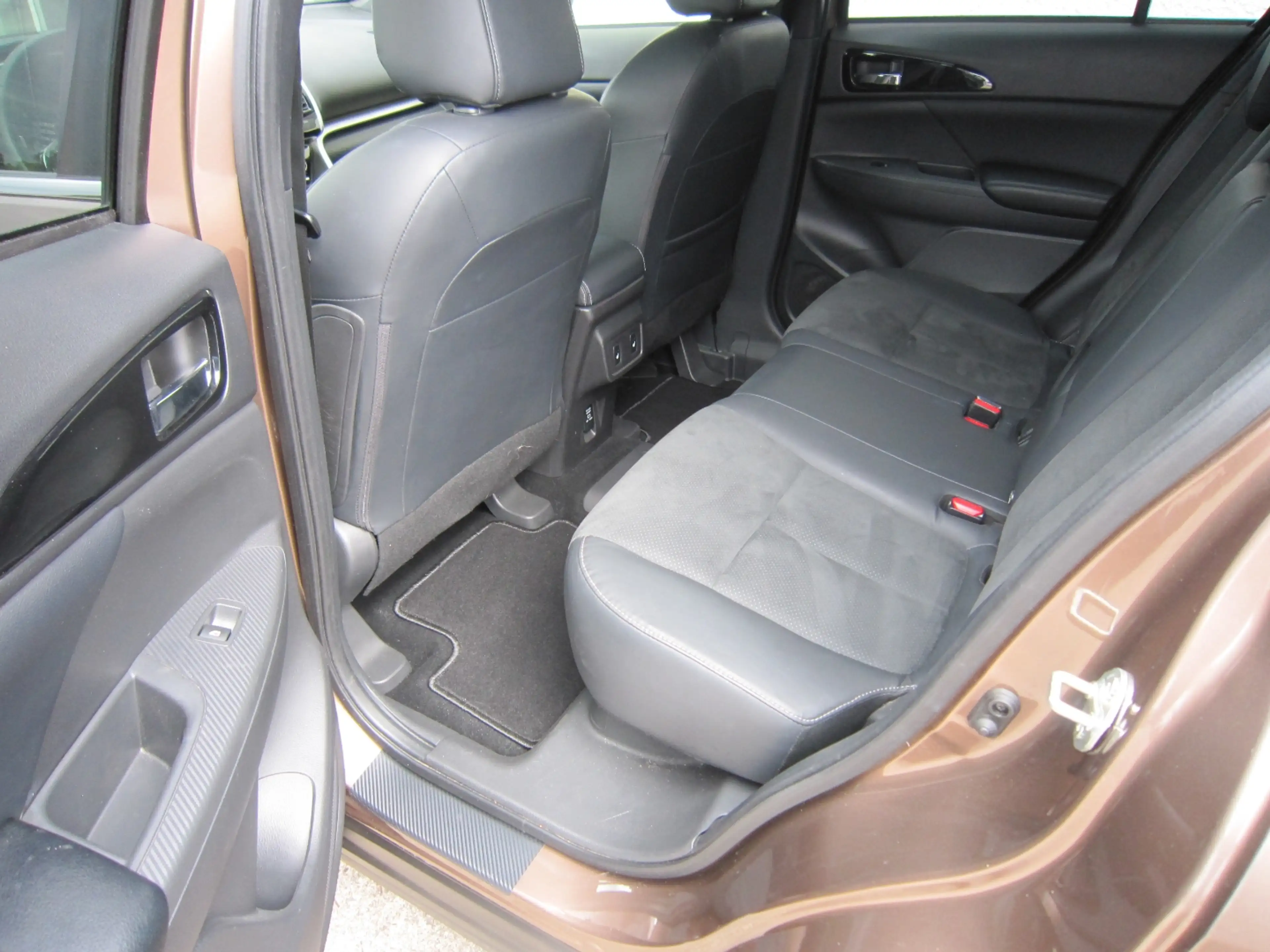 Mitsubishi Eclipse Cross Plug-in Hybrid PLUS Select -Paket — photo 10