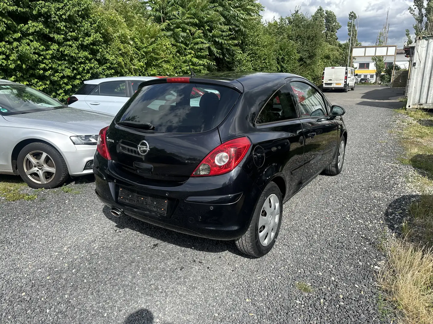 Opel Corsa Satellite Schwarz - 2