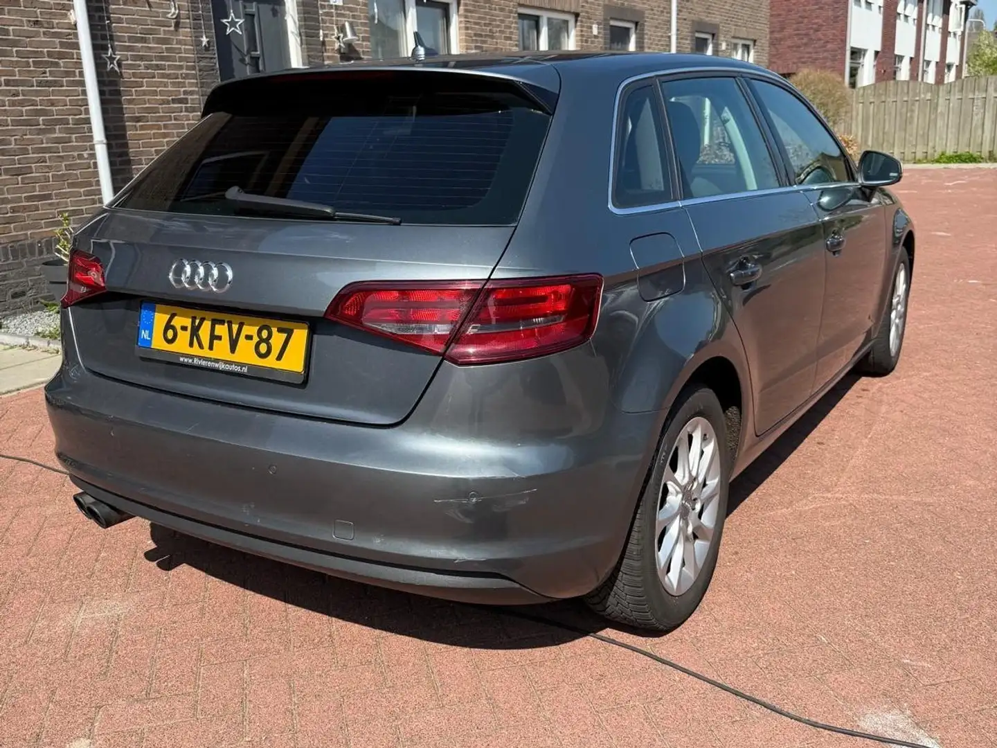 Audi A3 1.4 TFSI Attr. Pro L Grijs - 2