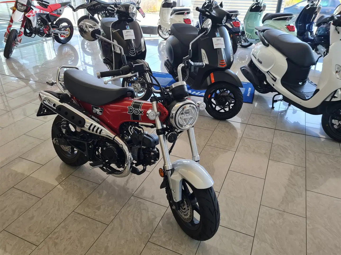 Honda DAX ST 125 Červená - 1