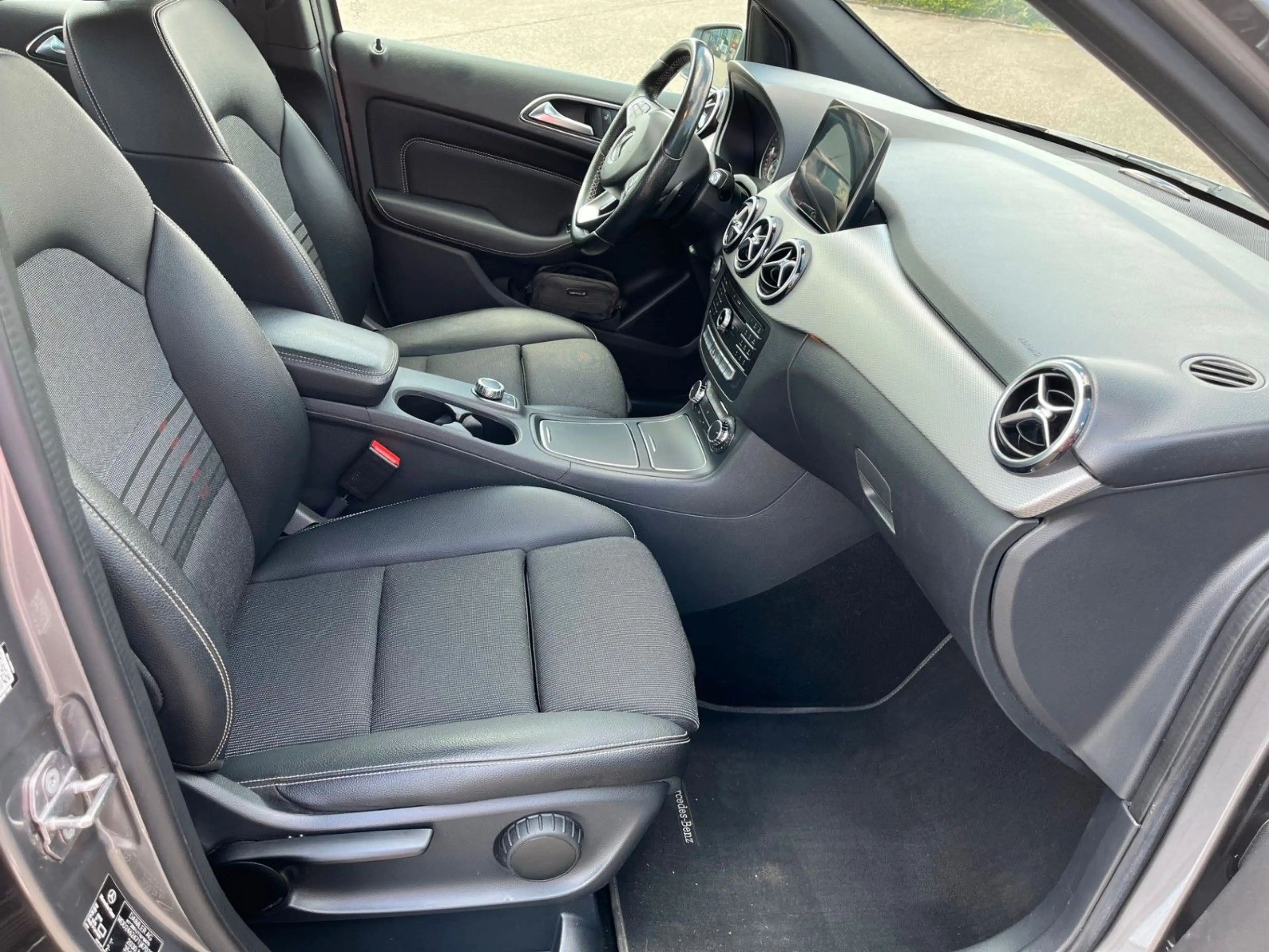 Mercedes-Benz B 220 B -Klasse 4Matic*LED*7G-TRONIC*ALLRAD — photo 11