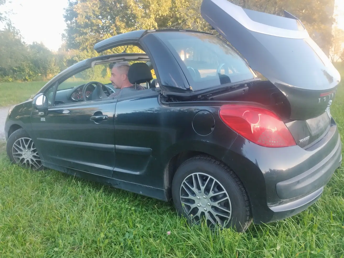Peugeot 207 207 CC 1,6 16V Schwarz - 2