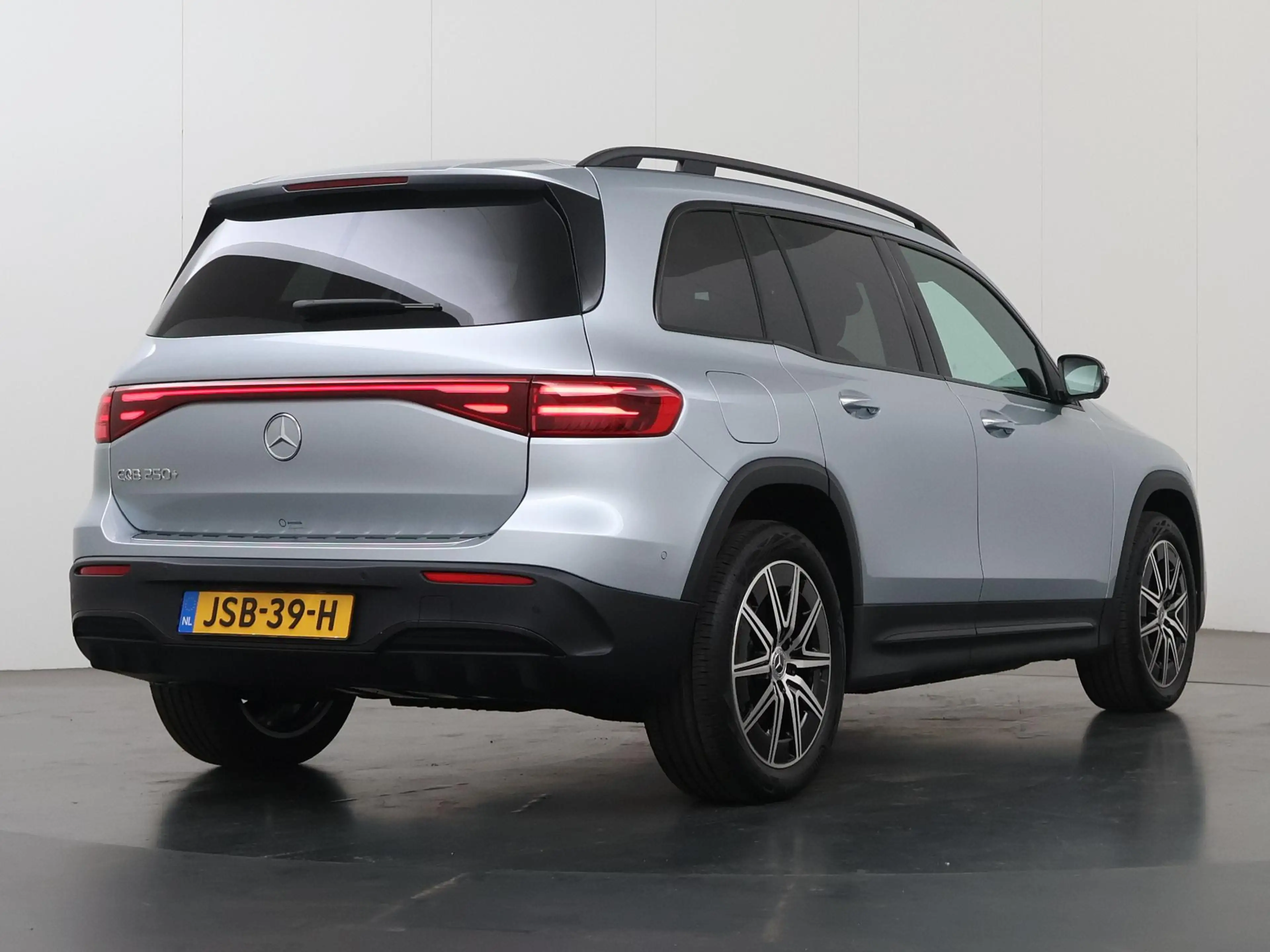 Mercedes-Benz EQB 250 250+ Business Solution AMG 71 kWh | Panoramaschuif — photo 2