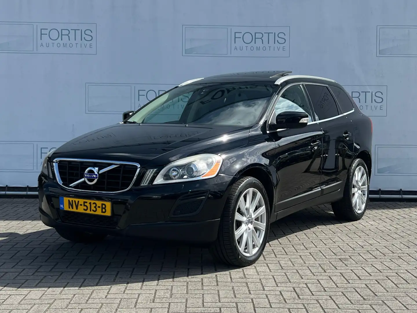 Volvo XC60 2.0 D3 Summum LEDER | PANO | STOELVERW | CAMERA | Noir - 1