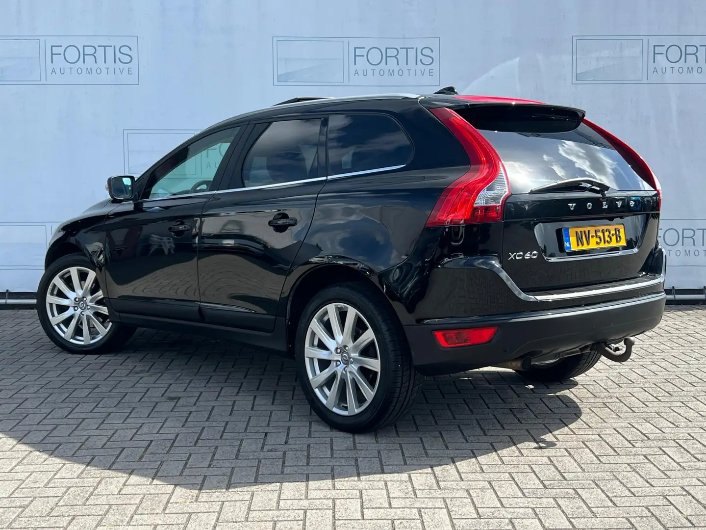 Volvo XC60 2.0 D3 Summum LEDER | PANO | STOELVERW | CAMERA | Noir - 2