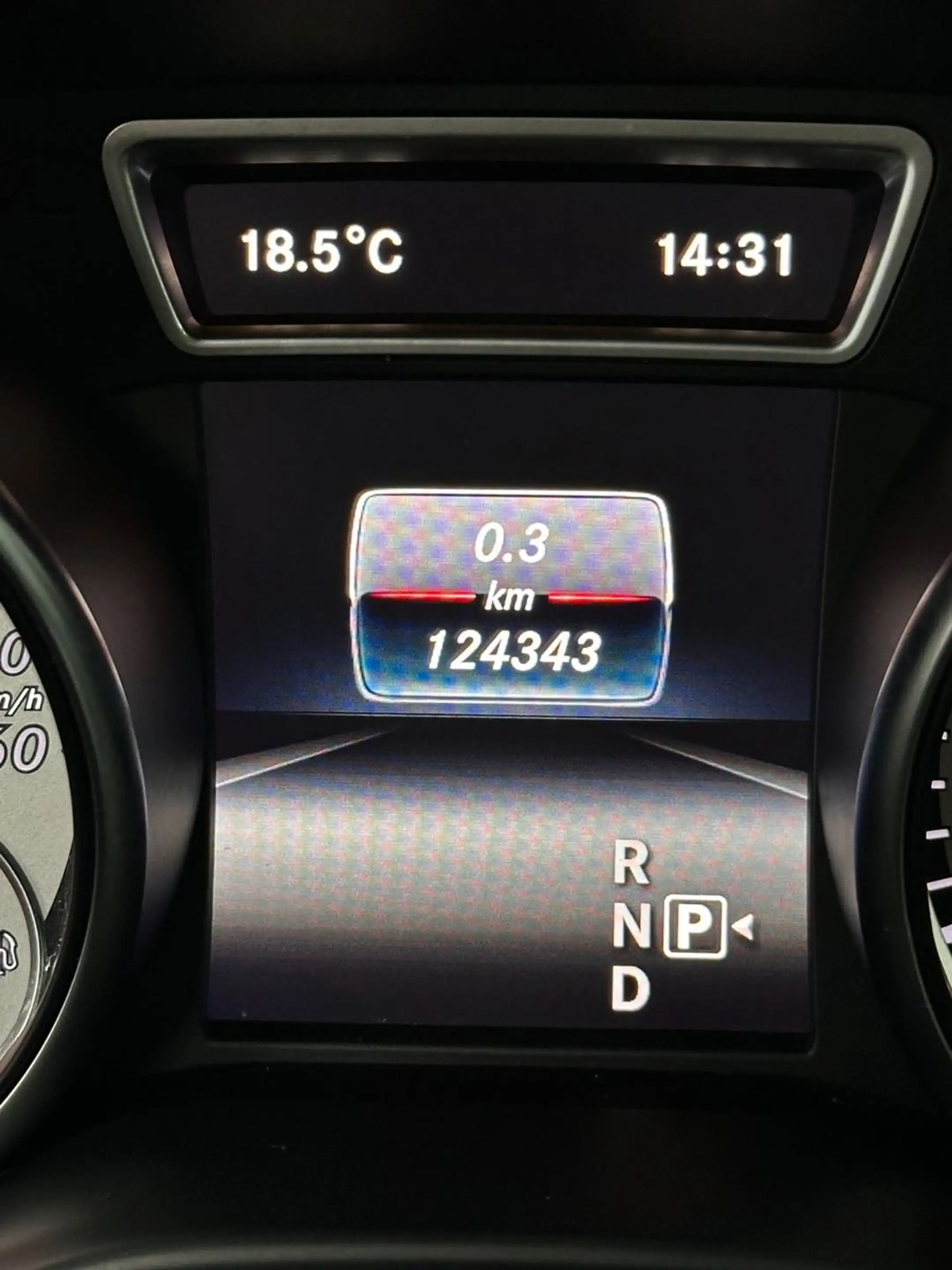 Mercedes-Benz GLA 200 .PANO.KAMERA.NAVI.PDC.TEILLEDER.BI-XENON — photo 30
