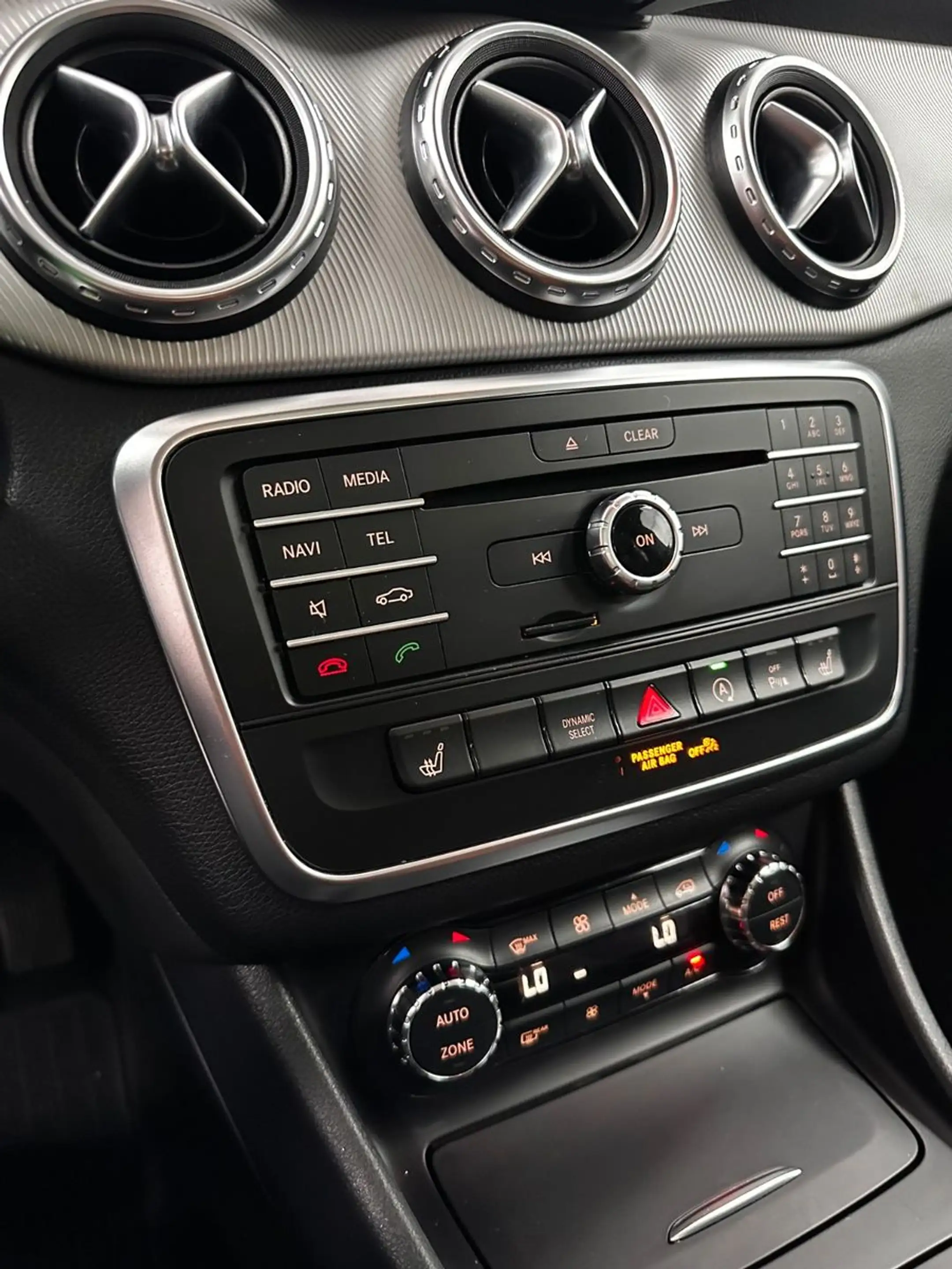 Mercedes-Benz GLA 200 .PANO.KAMERA.NAVI.PDC.TEILLEDER.BI-XENON — photo 19