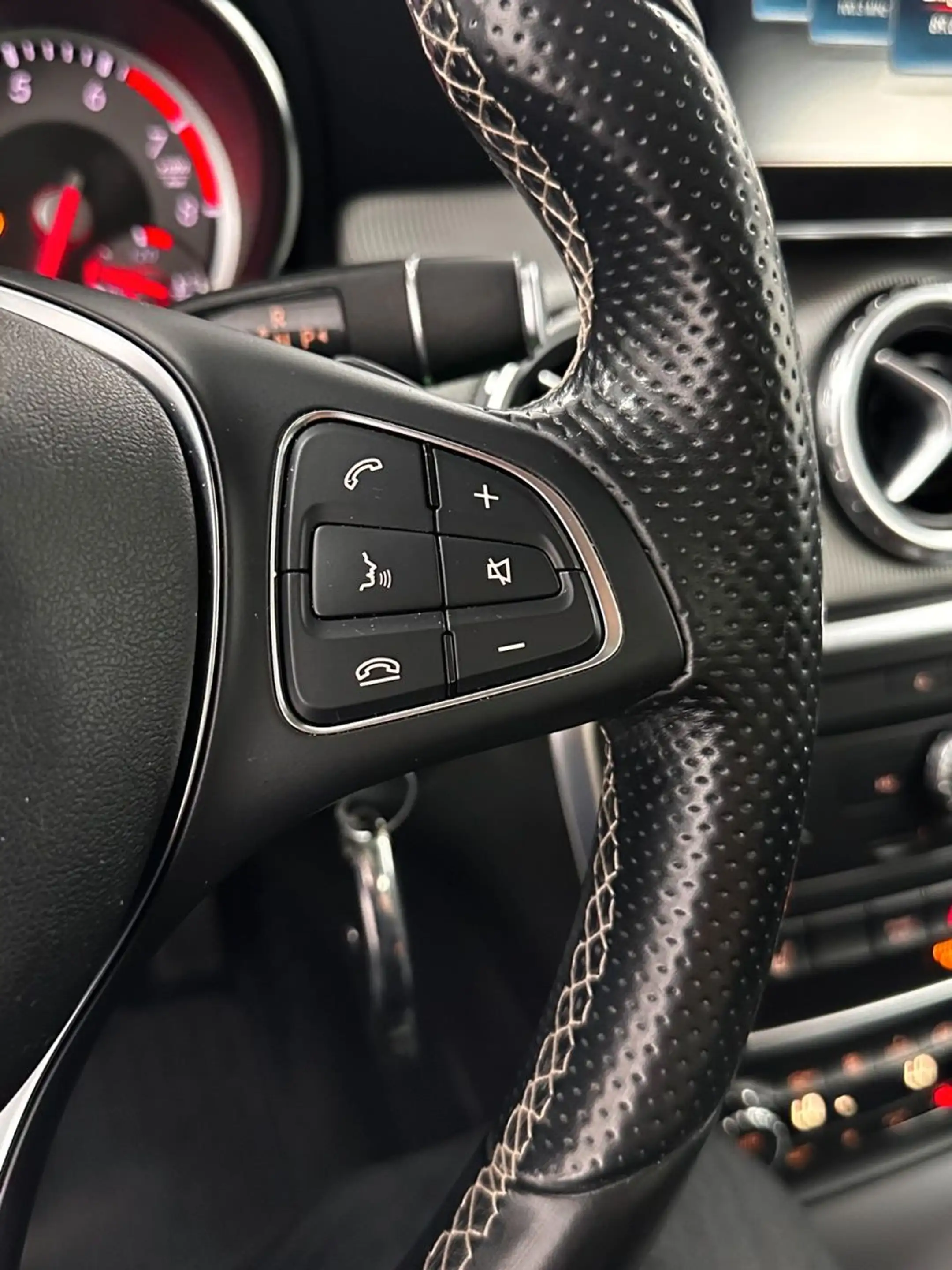 Mercedes-Benz GLA 200 .PANO.KAMERA.NAVI.PDC.TEILLEDER.BI-XENON — photo 22
